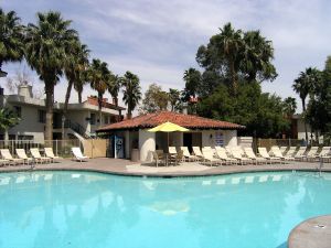 Alexis Park pool - by Gail Frederick - Wikimedia